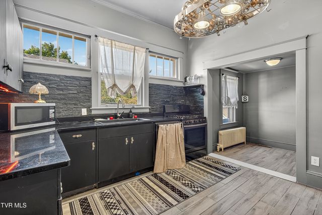 407 College Street, Marion, VA 24354