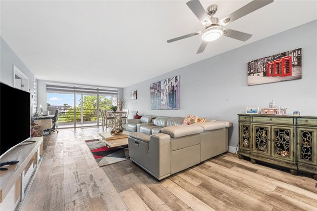 535 Oaks Drive 404, Pompano Beach, FL 33069