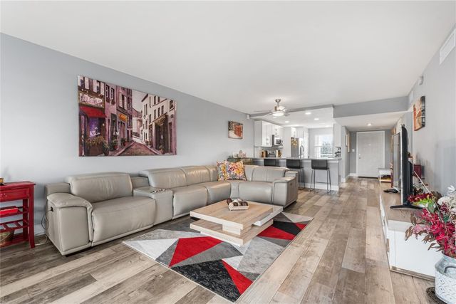 535 Oaks Drive 404, Pompano Beach, FL 33069