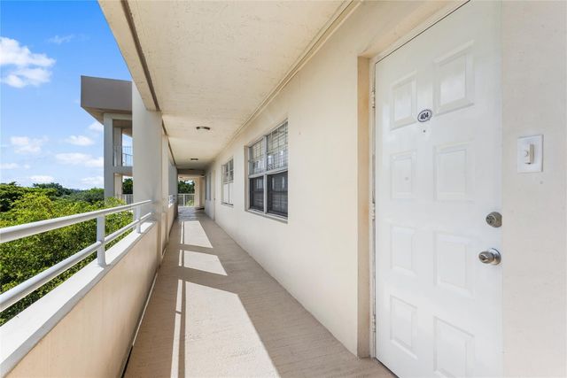 535 Oaks Drive 404, Pompano Beach, FL 33069