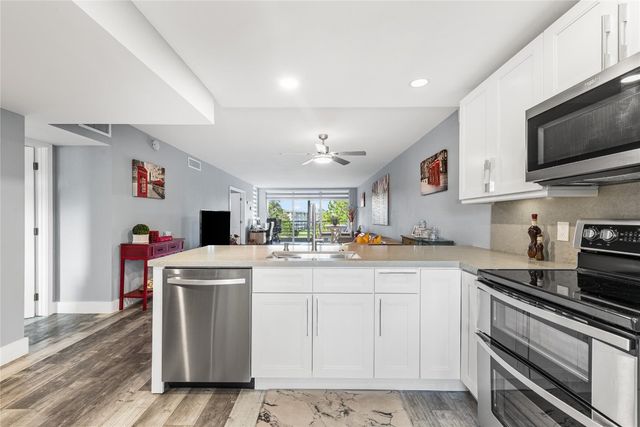 535 Oaks Drive 404, Pompano Beach, FL 33069