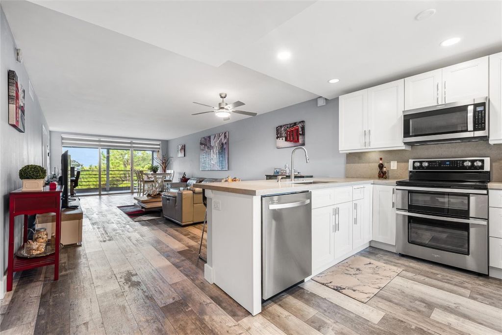 535 Oaks Drive 404, Pompano Beach, FL 33069