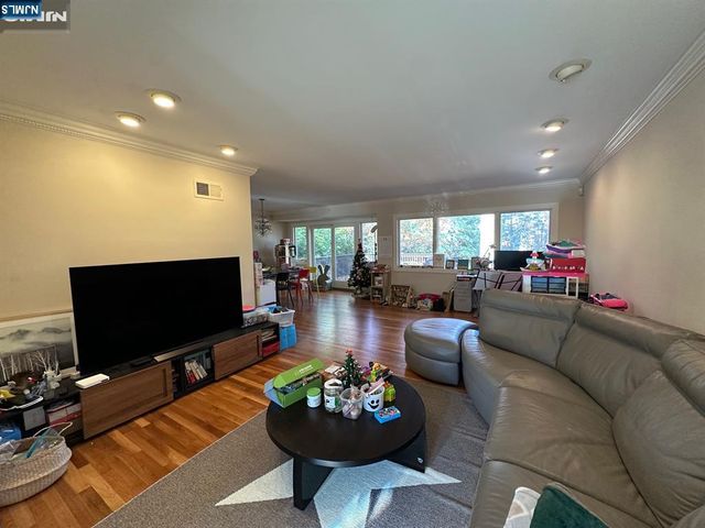 33 Malcolm Court, Tenafly, NJ 07670