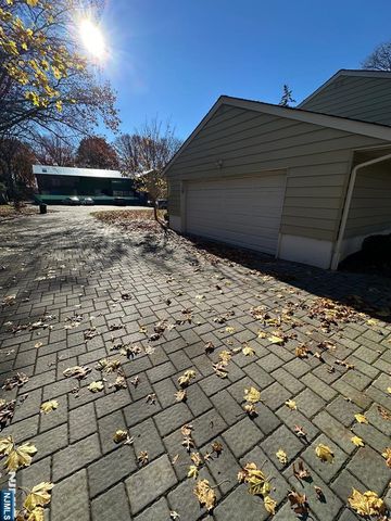 33 Malcolm Court, Tenafly, NJ 07670