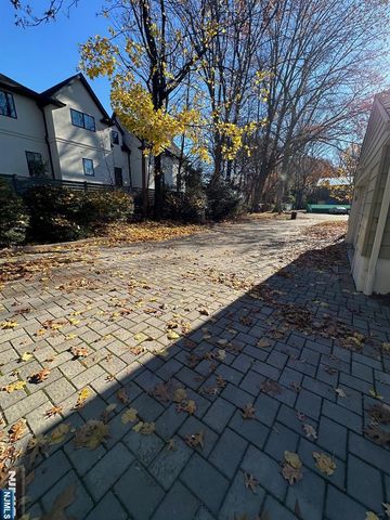 33 Malcolm Court, Tenafly, NJ 07670