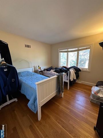 33 Malcolm Court, Tenafly, NJ 07670