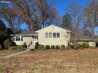 33 Malcolm Court, Tenafly, NJ 07670