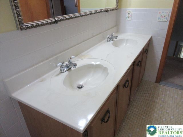4363 Vista Drive, Lower Nazareth Twp, PA 18064