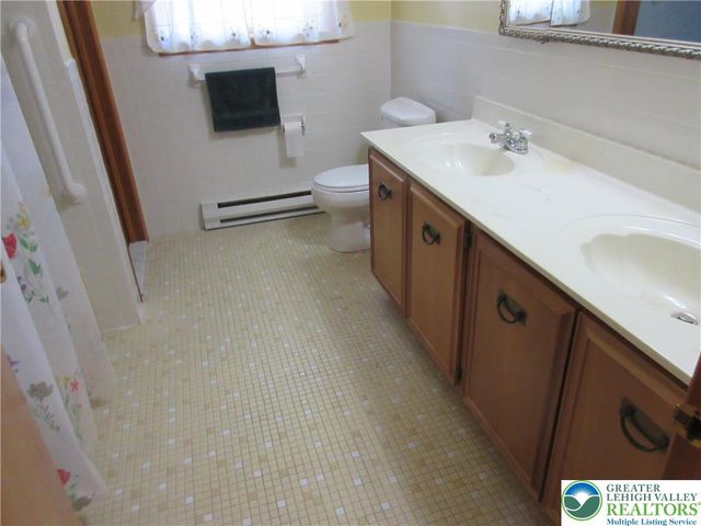4363 Vista Drive, Lower Nazareth Twp, PA 18064