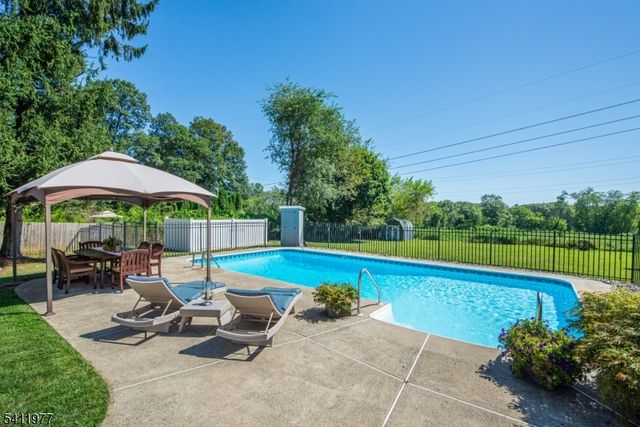 36 Flintlock Dr, Washington Twp., NJ 07853