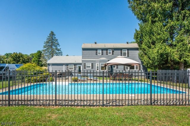 36 Flintlock Dr, Washington Twp., NJ 07853