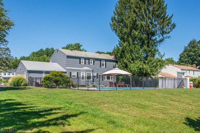 36 Flintlock Dr, Washington Twp., NJ 07853