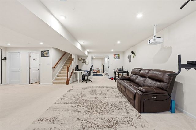 2014 Connecticut Ln, Franklin Park, PA 15143