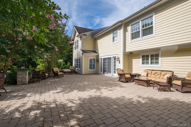 6 Maize Court, Melville, NY 11747