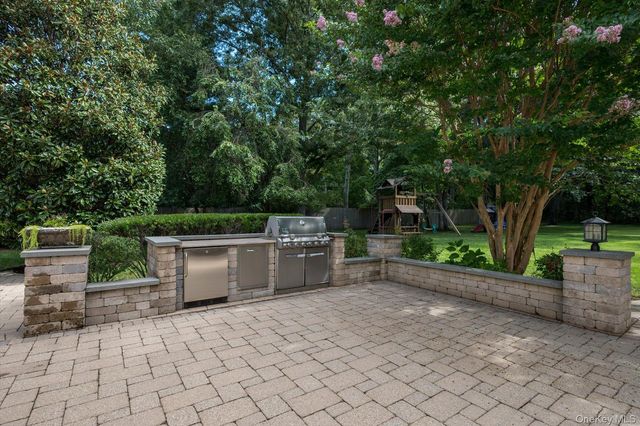 6 Maize Court, Melville, NY 11747