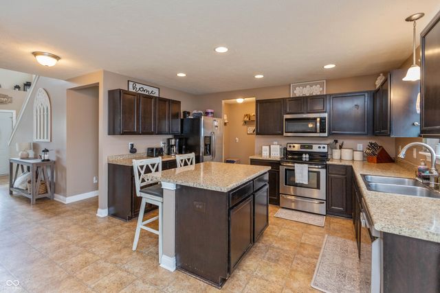 4674 Maplelawn Drive, Columbus, IN 47203