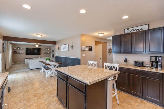 4674 Maplelawn Drive, Columbus, IN 47203
