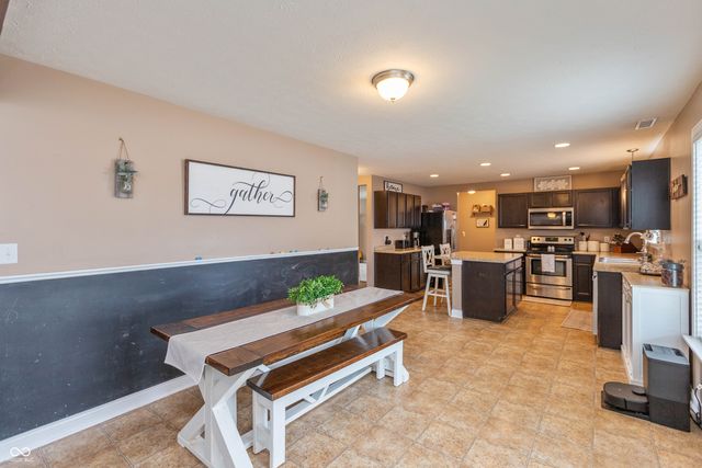 4674 Maplelawn Drive, Columbus, IN 47203