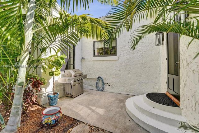 1028 Tyler St, Hollywood, FL 33019