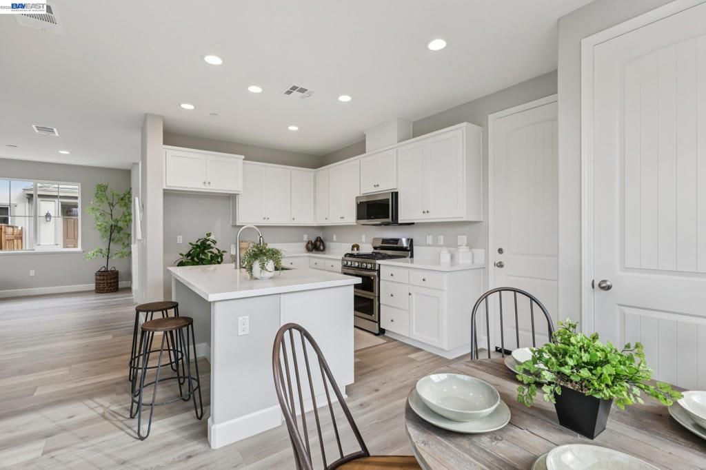 Image 10 of property listing at 208 Mindy Way, Pittsburg, CA 94565