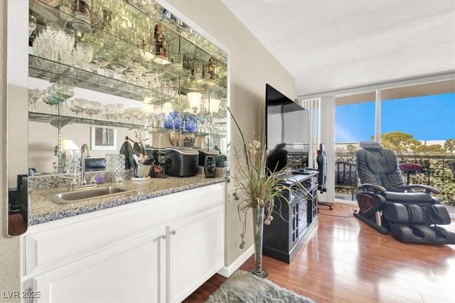 725 North Royal Crest Circle 233, Las Vegas, NV 89169