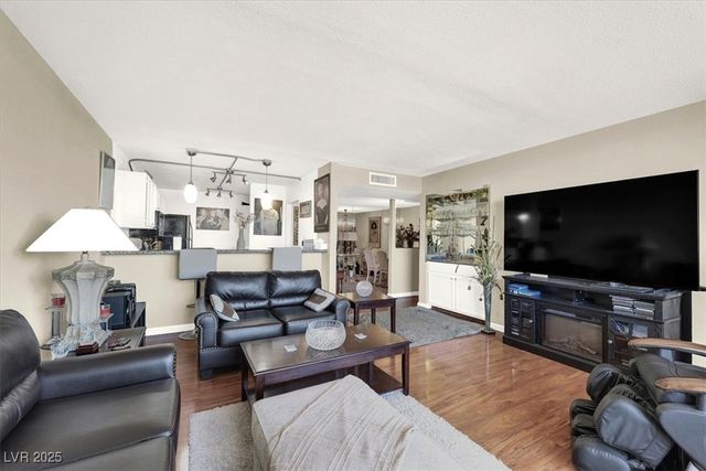 725 North Royal Crest Circle 233, Las Vegas, NV 89169