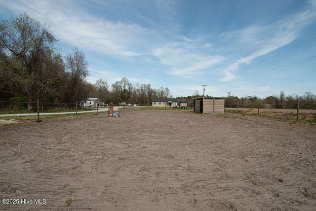 1560 White Oak River Road, Maysville, NC 28555