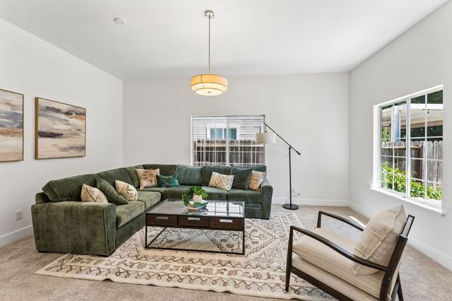 7 Chicory Bend Ct, Sacramento, CA 95831