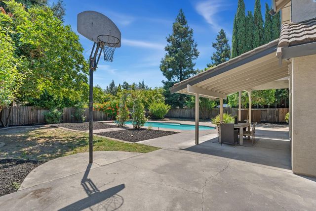 7 Chicory Bend Ct, Sacramento, CA 95831