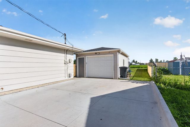 1404 N 9th Ave Place E, Newton, IA 50208