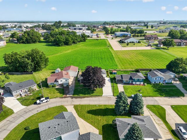 1404 N 9th Ave Place E, Newton, IA 50208