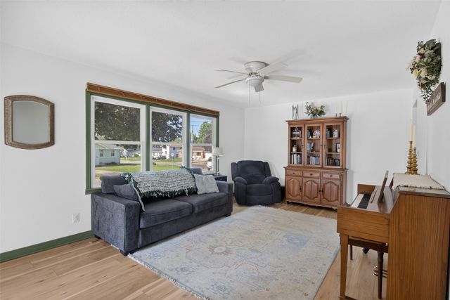 1404 N 9th Ave Place E, Newton, IA 50208