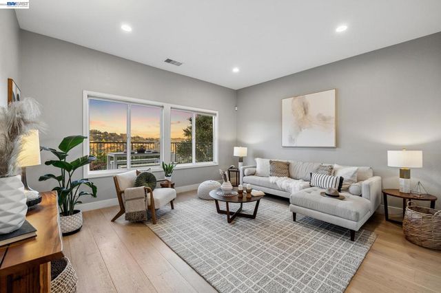 5028 CRYSTAL RIDGE COURT, Oakland, CA 94605
