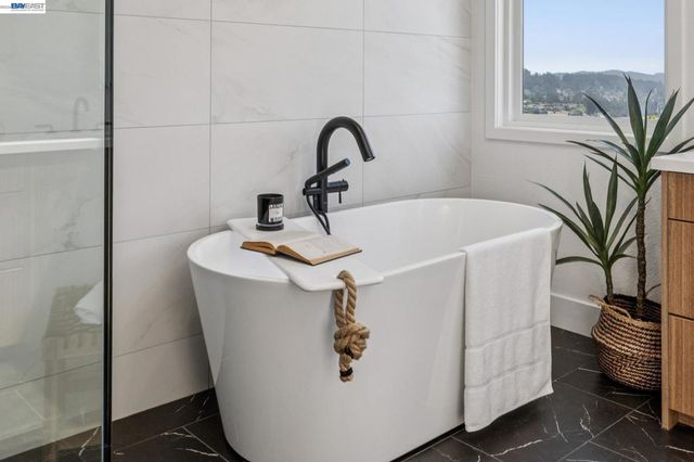 5028 CRYSTAL RIDGE COURT, Oakland, CA 94605