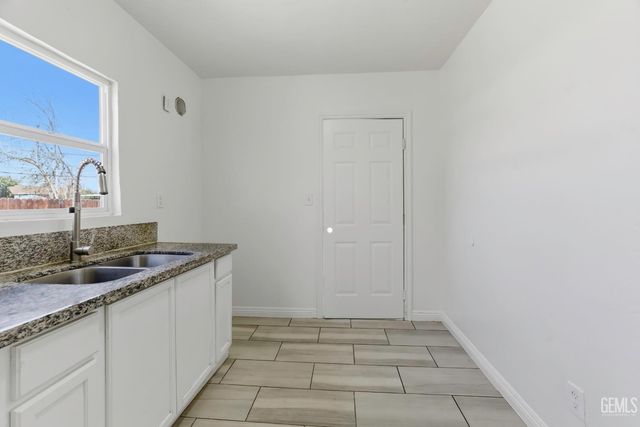 1021 S Brown Street, Bakersfield, CA 93307