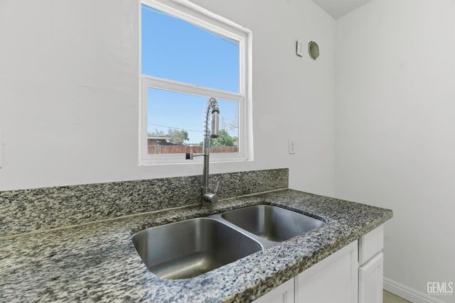 1021 S Brown Street, Bakersfield, CA 93307