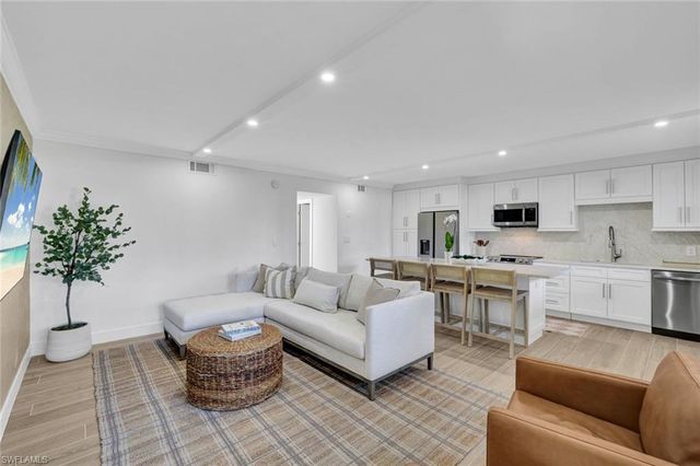 1100 Gulf Shore BLVD N 103, Naples, FL 34102