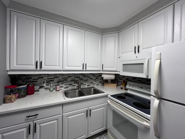 49 Cambridge B, West Palm Beach, FL 33417