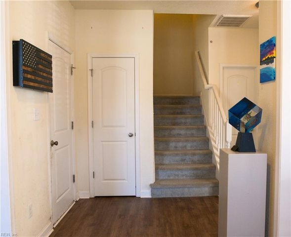 801 Westbrook LN, Chesapeake, VA 23320