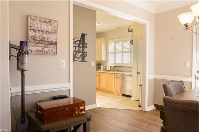 801 Westbrook LN, Chesapeake, VA 23320