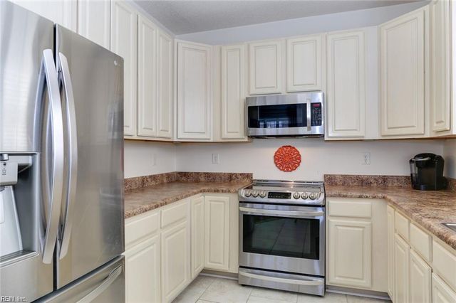 801 Westbrook LN, Chesapeake, VA 23320