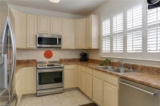 801 Westbrook LN, Chesapeake, VA 23320