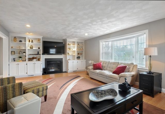 46 Ashwood Ave, Wilmington, MA 01887