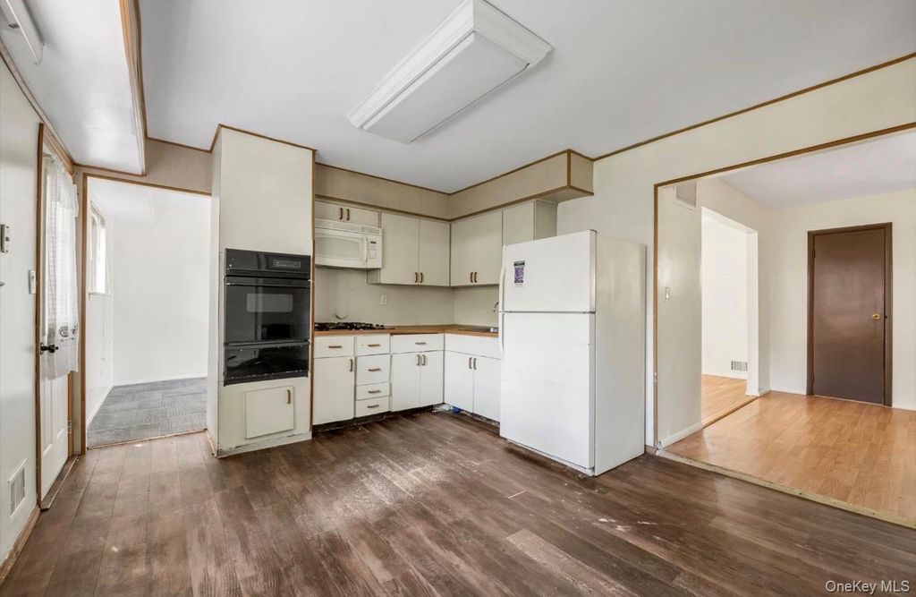 136 Broadway, Greenlawn, NY 11740 — photo 4
