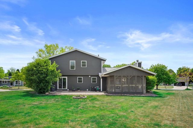 8730 S Fieldpointe DRIVE, Oak Creek, WI 53154