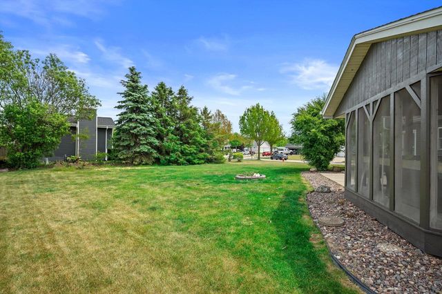 8730 S Fieldpointe DRIVE, Oak Creek, WI 53154