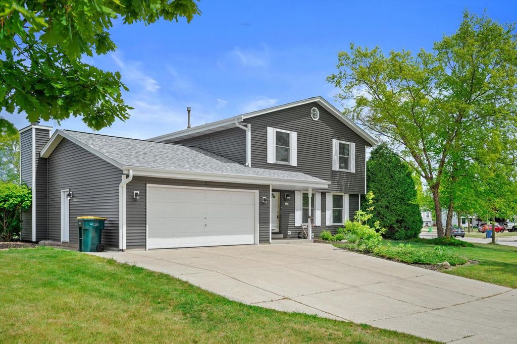 8730 S Fieldpointe DRIVE, Oak Creek, WI 53154