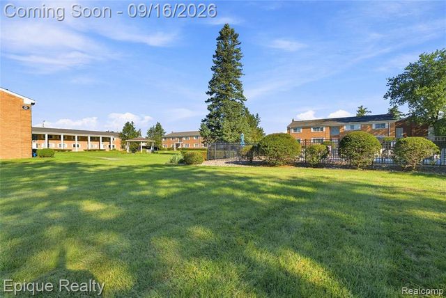 801 W Long Lake Road 7, Bloomfield Hills, MI 48302
