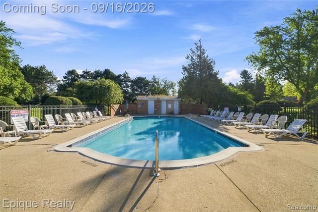 801 W Long Lake Road 7, Bloomfield Hills, MI 48302