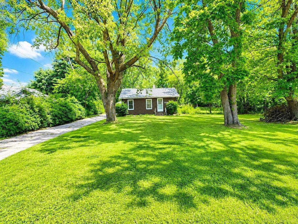 2100 Pompey Road, Waterford Twp, MI 48327